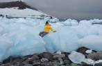 Pose para foto sobre os icebergs da praia de Turret Point, em King George Island, na Antártida